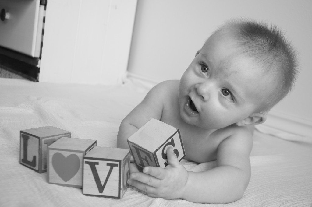 Setting up a darling photo shoot for your kids on Valentine's Day or any other day doesn't have to be hard. I'll show you how to make a fun and simple backdrop with items you may already have at home!
