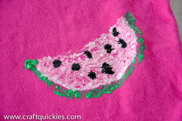 This watermelon-inspired outfit can be made in 15 minutes total! So cute!!