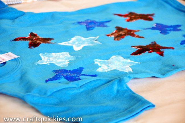 Sponge painting t-shirts is a fun and simple way to let kids express their creativity!  Great summer boredom buster!