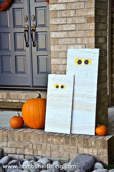 I must make these front porch mummies! They look so impressive but seem so easy to make!