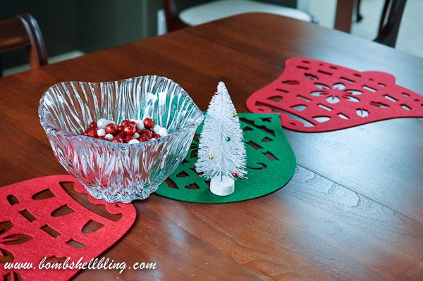 Make a festive table runner for under $5 in under 5 minutes!  WOW!  