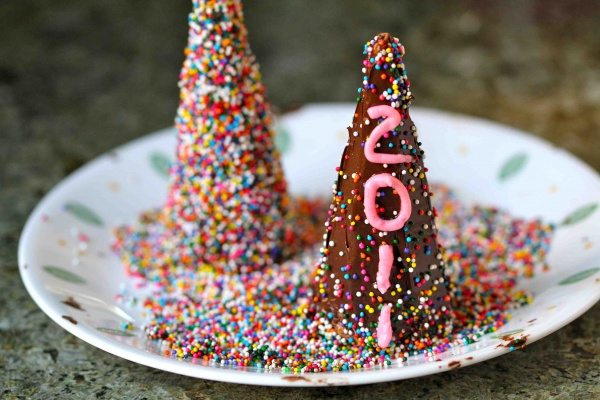 40+ New Year's Eve Party Ideas for food, decorations, activities, and more to make your kid-friendly New Years Eve Party a ball!