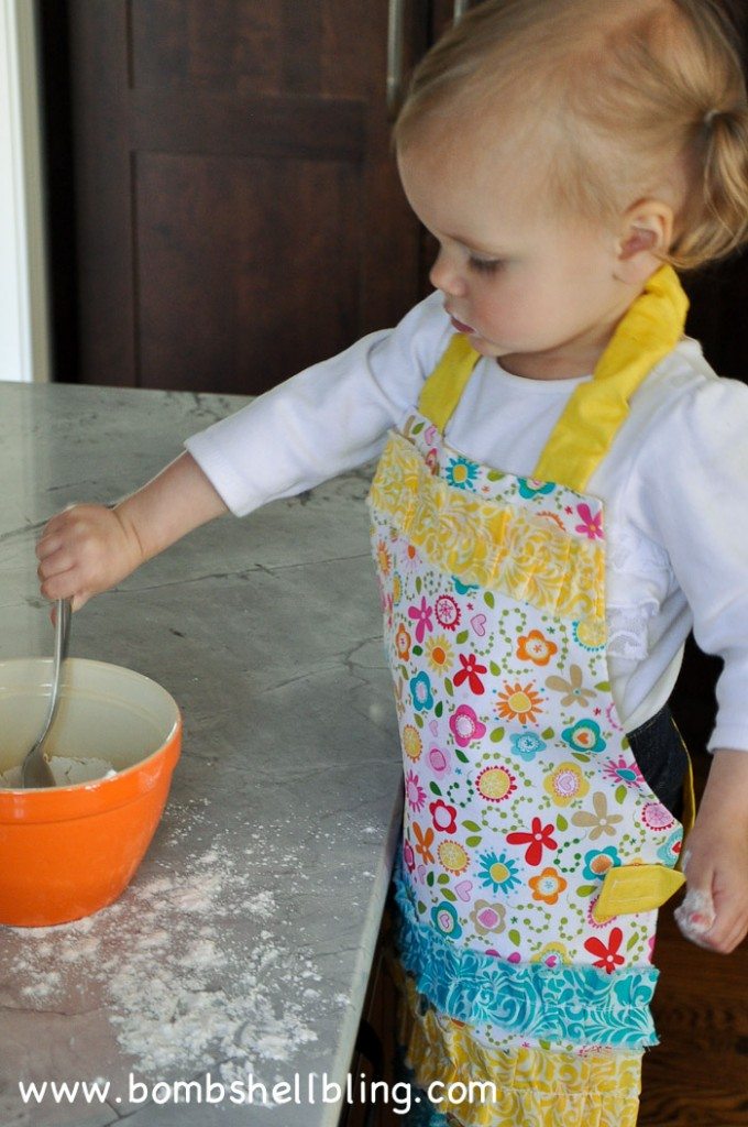 I love this sweet ruffled toddler apron! Free tutorial!