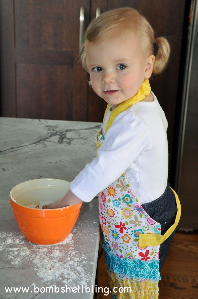 I love this sweet ruffled toddler apron! Free tutorial!
