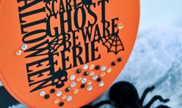 Make this Halloween sign in 15 minutes flat! I love it!