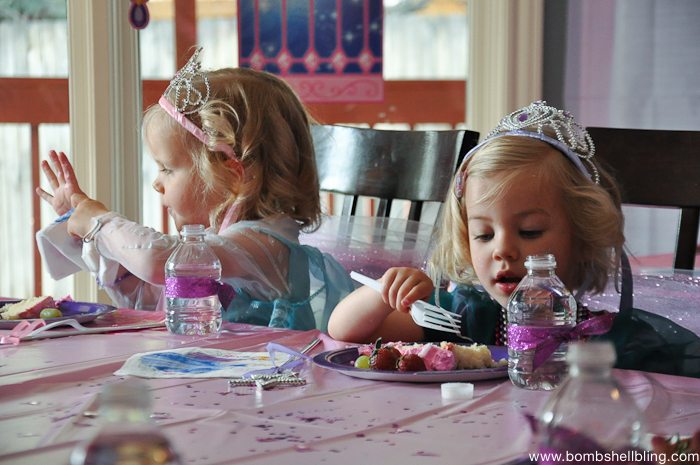 I ADORE this Disney Princess Party!! Perfect for little girls!