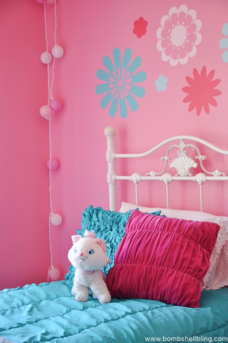 I LOVE this girly pink bedroom!  SO many good ideas!