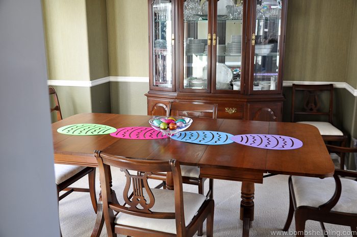 Make this fabulous Easter table runner in less than 5 minutes for less than $5!! SERIOUSLY! No crafty skills needed if you follow this simple tutorial!