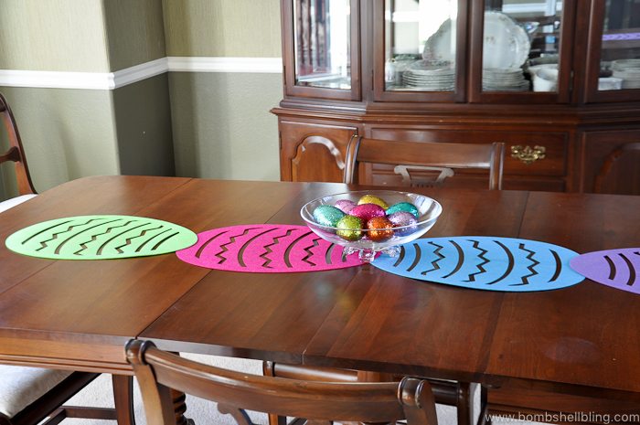 Make this fabulous Easter table runner in less than 5 minutes for less than $5!! SERIOUSLY! No crafty skills needed if you follow this simple tutorial!