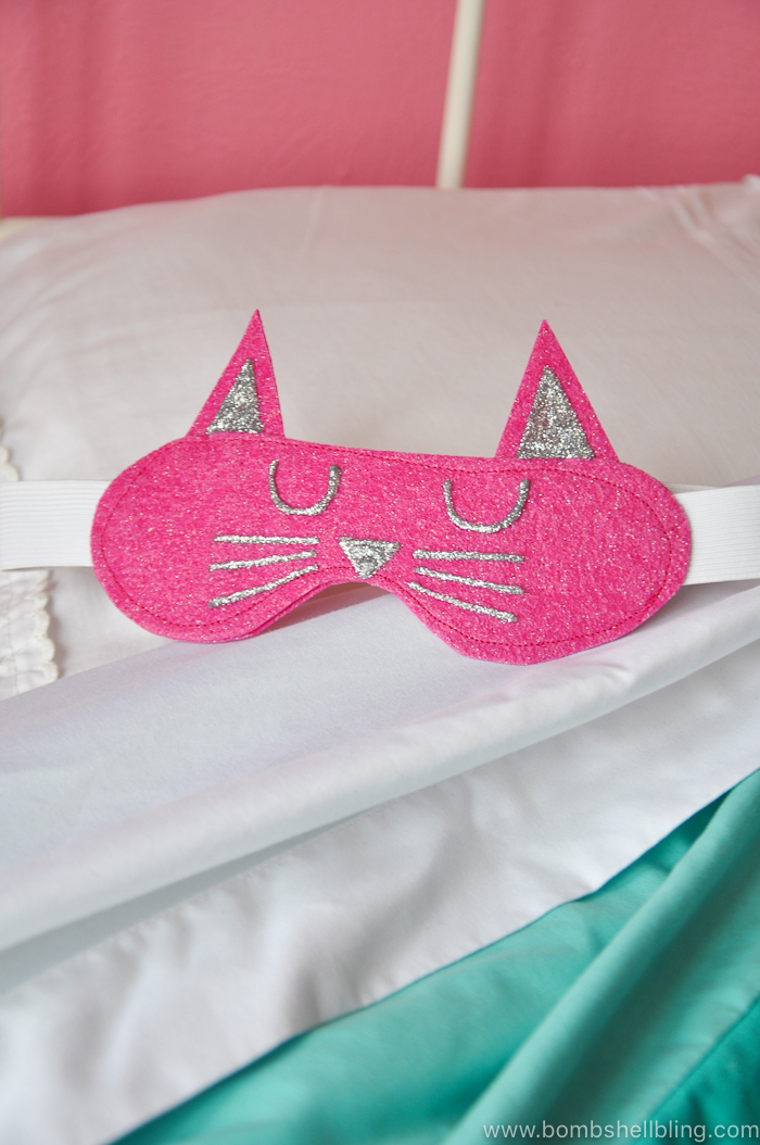 This kitty cat sleep mask is the cutest thing ever!! A perfect gift for a sweet little girl or a fabulous party favor for a slumber party!