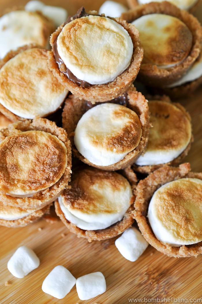 These s'mores cups are the perfect recipe to bring to a summer picnic. Portable s'mores --- YAY! Tasty and simple to put together.