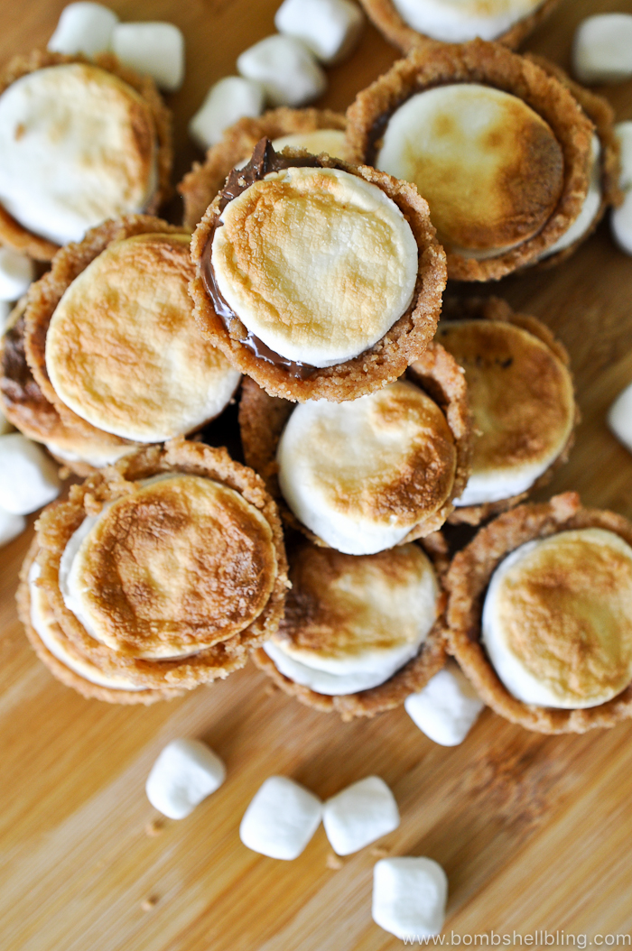 These s'mores cups are the perfect recipe to bring to a summer picnic. Portable s'mores --- YAY! Tasty and simple to put together.