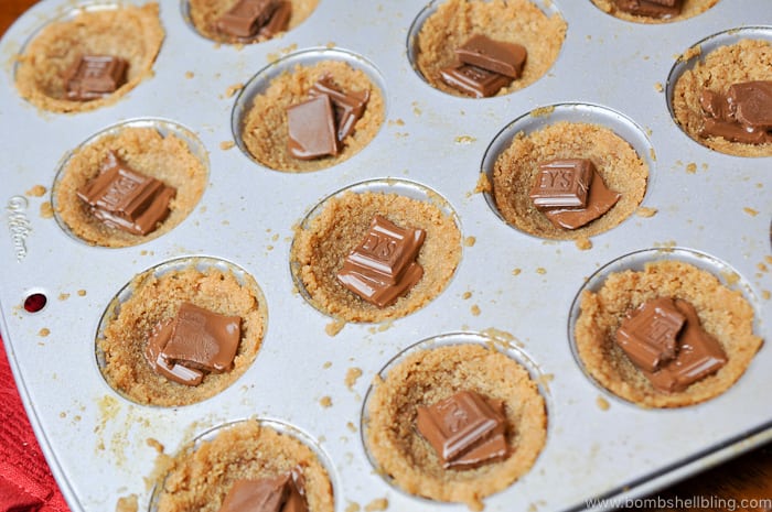 These s'mores cups are the perfect recipe to bring to a summer picnic. Portable s'mores --- YAY! Tasty and simple to put together.