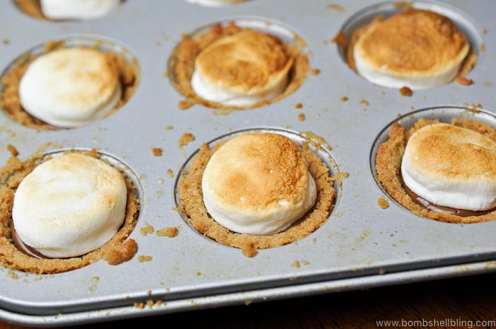 These s'mores cups are the perfect recipe to bring to a summer picnic. Portable s'mores --- YAY! Tasty and simple to put together.