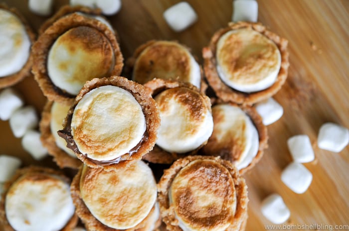 These s'mores cups are the perfect recipe to bring to a summer picnic. Portable s'mores --- YAY! Tasty and simple to put together.