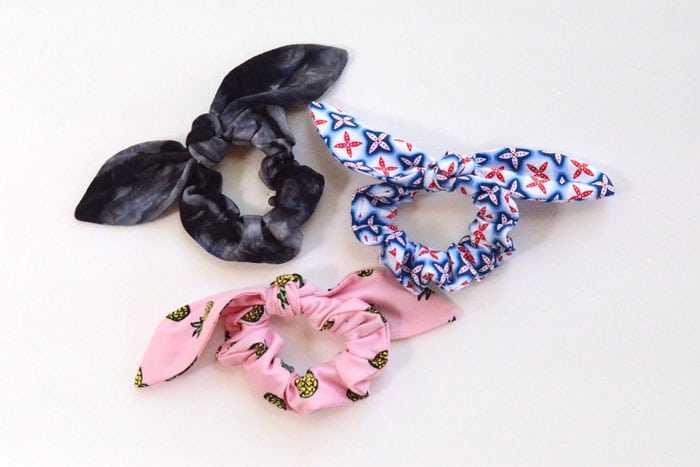 This easy knot bow scrunchie tutorial is crazy simple to make but SO DANG CUTE! Make yourself a whole stack and wear them for almost any occasion! 